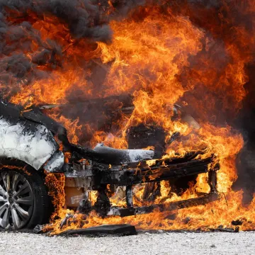 Buktinja progutala Mercedes: Vatra planula na parkirali&scaron;tu pa zahvatila i drugi Mercedes!