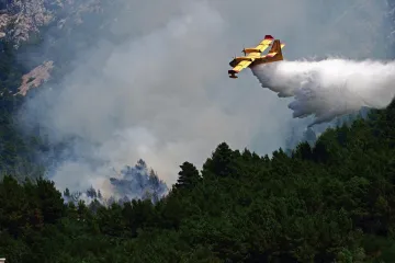 Vatra gutala borovu &scaron;umu kod Splita, gorjelo i iznad crkve kraj Omi&scaron;a: Oglasili se vatrogasci