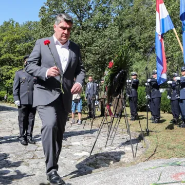 Milanović: 'Čudo je da ovaj praznik jo&scaron; postoji, ne bismo ga imali bez Tuđmana, Mesića i Manolića'