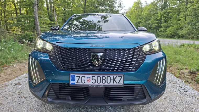 Sada je jasno za&scaron;to je bestseler: Gradski lav osvaja &scaron;armom, ali traži i pokoji kompromis
