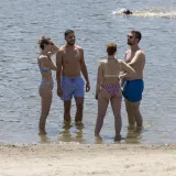 Spas od paklenih vrućina prona&scaron;li na Dravi: Ovako Osječani provode neradni ponedjeljak