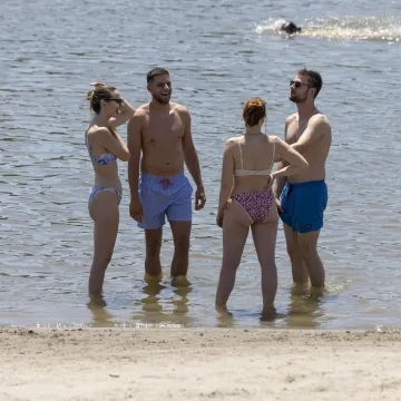 Spas od paklenih vrućina prona&scaron;li na Dravi: Ovako Osječani provode neradni ponedjeljak