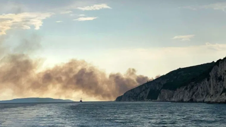Nakon udara groma buknuo požar u Dalmaciji: Gori na Čiovu, dignut kanader