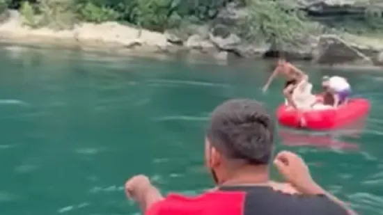 Dramatični prizori: Skočio sa Starog mosta i nestao pod vodom! Pogledajte akciju spa&scaron;avanja