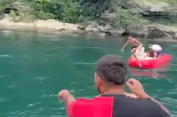 Dramatični prizori: Skočio sa Starog mosta i nestao pod vodom! Pogledajte akciju spa&scaron;avanja
