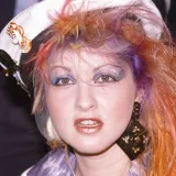 &Scaron;arenom kosom i ludim outfitom žarila 80-ih, Madonna joj zavidjela, a danas je grli Taylor Swift