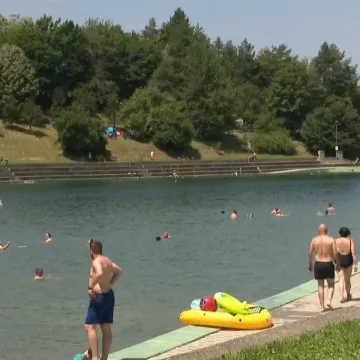 Slavonci spas od vrućina traže na Orahovačkom jezeru: 'Ima jesti, piti, osvježenja, hlada'