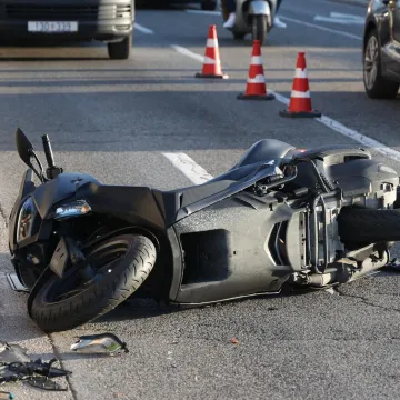 Vozeći udarila u motocikl svog oca, od udarca pala pod kotače kamiona