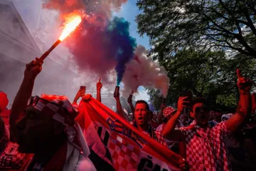 Dim, baklje i stometarska zastava: Ovako su Hrvati krenuli na stadion