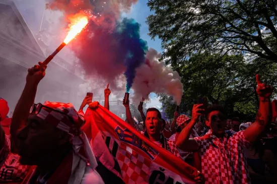 Dim, baklje i stometarska zastava: Ovako su Hrvati krenuli na stadion
