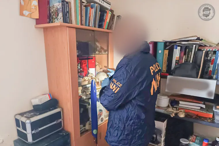 Kosti u kovčegu, srce u staklenici: Policija objavila jezive fotografije iz stana bolničara