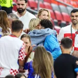 Pale su puse, zagrljaji i pokoja suza: Pogledajte kome su Vatreni prvo potrčali u zagrljaj