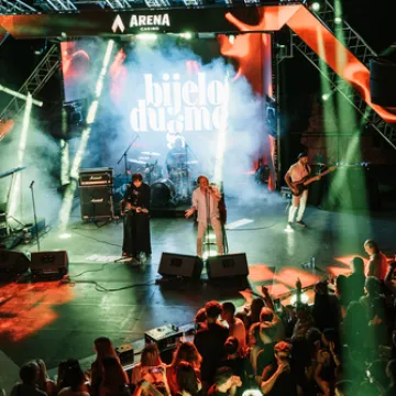Počelo je ljeto: Bijelo dugme zaraznom svirkom 'zapalio' publiku na Krku