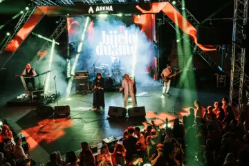 Počelo je ljeto: Bijelo dugme zaraznom svirkom 'zapalio' publiku na Krku