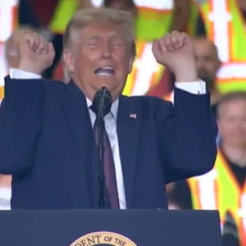 Opet je nadma&scaron;io samog sebe: Pogledajte kako Trump stenje pred masom...