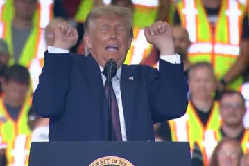 Opet je nadmašio samog sebe: Pogledajte kako Trump stenje pred masom...