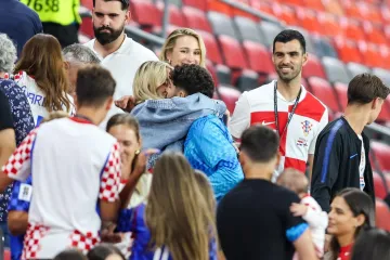 Pali strastveni poljupci: Jo&scaron;ko Gvardiol nakon pobjede dotrčao do tribina i izljubio svoju Lu