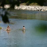Spas od toplinskog vala: Pogledajte kako se građani kod susjeda hlade na plažama Vrbasa