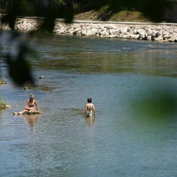 Spas od toplinskog vala: Pogledajte kako se građani kod susjeda hlade na plažama Vrbasa