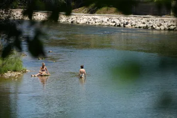 Spas od toplinskog vala: Pogledajte kako se građani kod susjeda hlade na plažama Vrbasa