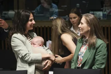 Mama ga vodi na klimatske rasprave jer mu tata 'nije dinosaur': Maleni Adam odu&scaron;evio Europu