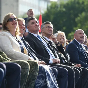 Vlada prebacuje lopticu, a Milanović jo&scaron; uvijek &scaron;uti: Hoćemo li odbiti vojnu paradu u Parizu?
