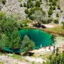 Kristalno plavi izvor podno Dinare: Zmajevo oko jedno je od najljep&scaron;ih mjesta u Hrvatskoj