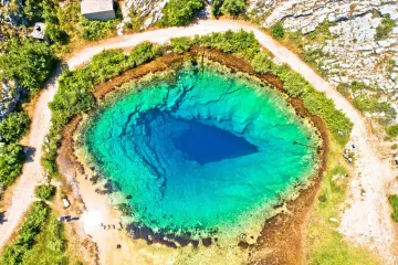 Kristalno plavi izvor podno Dinare: Zmajevo oko jedno je od najljep&scaron;ih mjesta u Hrvatskoj