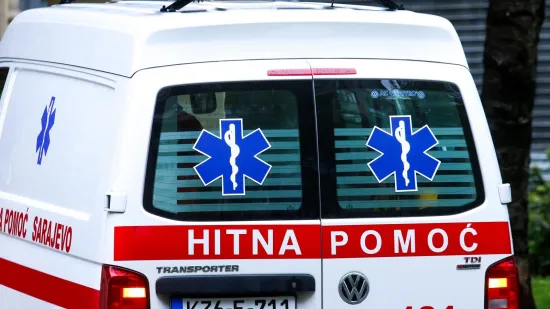 Mladić (21) pao s krova auta, te&scaron;ko se ozlijedio: Vozač je bio pijan i bez dozvole