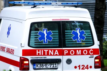 Mladić (21) pao s krova auta, te&scaron;ko se ozlijedio: Vozač je bio pijan i bez dozvole