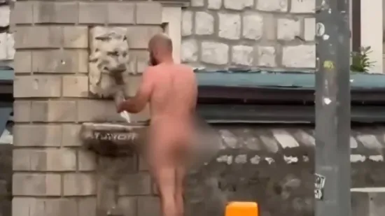 Je li moguće?! Potpuno gol pro&scaron;etao Dubrovnikom, a onda stao i napio se vode s fontane
