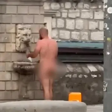 Je li moguće?! Potpuno gol pro&scaron;etao Dubrovnikom, a onda stao i napio se vode s fontane