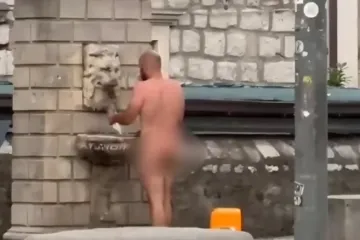 Je li moguće?! Potpuno gol pro&scaron;etao Dubrovnikom, a onda stao i napio se vode s fontane