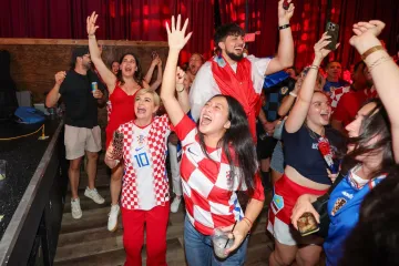 Odjekivali 'Ruža hrvatska' i 'Ni&scaron;ta kontra Splita': Pogledajte Kolindu u navijačkom deliriju!