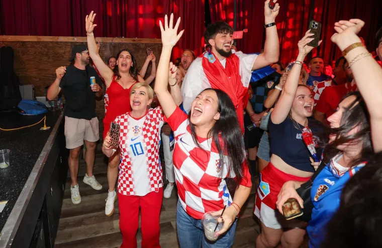 Odjekivali 'Ruža hrvatska' i 'Ni&scaron;ta kontra Splita': Pogledajte Kolindu u navijačkom deliriju!