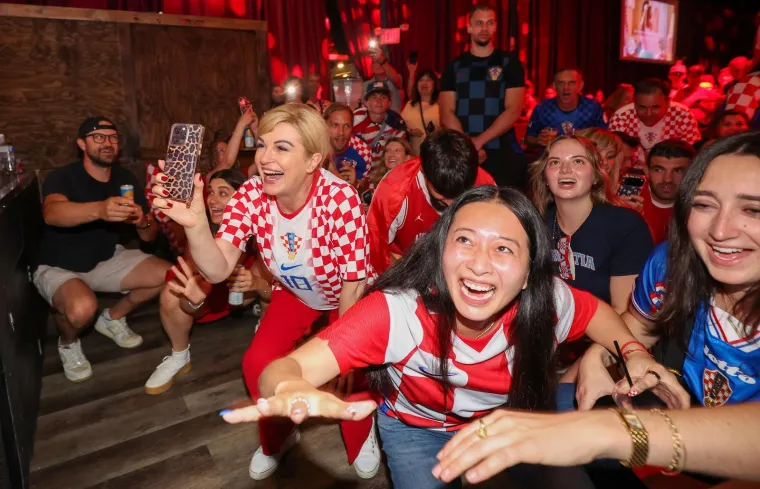 Odjekivali 'Ruža hrvatska' i 'Ni&scaron;ta kontra Splita': Pogledajte Kolindu u navijačkom deliriju!