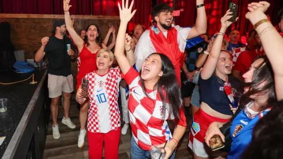 Hrvati s nestrpljenjem čekaju Ganu: Najveća zastava je stigla, a navijači zagrijavaju glasnice