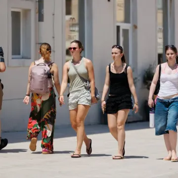 Vrućine kao da ih ne smetaju: Zgodne djevojke u kratkim hlačicama pro&scaron;etale užarenim Zadrom