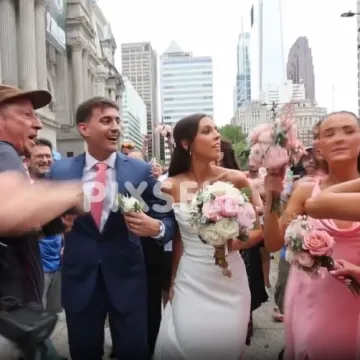 Ova snimka sve je odu&scaron;evila: Hrvatski navijači sreli mladence na ulici, pogledajte lude scene