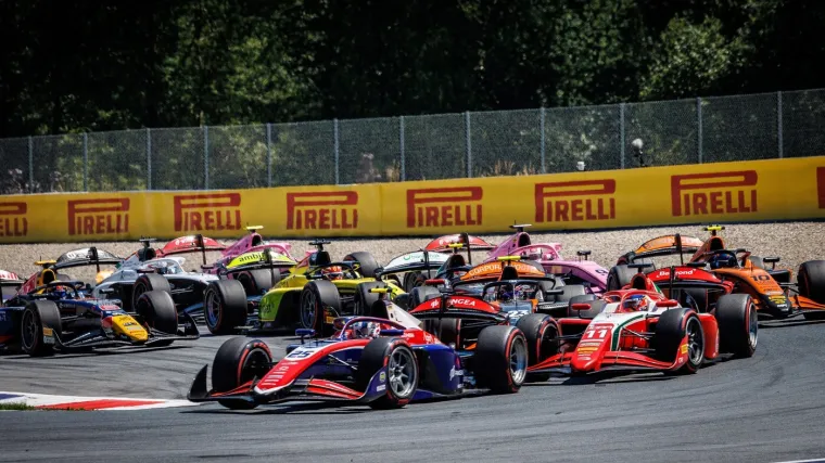 Sjajne sprint utrke u F2 i F3: Sudari krojili sudbinu, a Bennett majstorski sačekao Montoyu