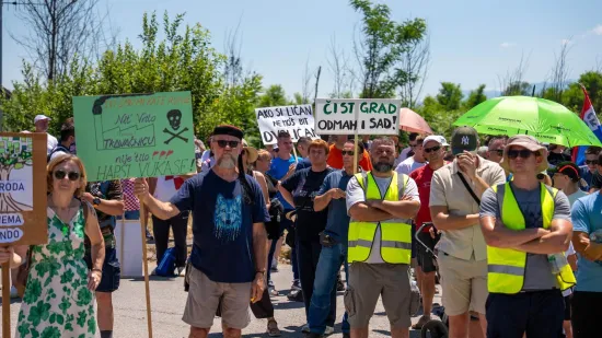 Ličani na nogama, prosvjeduju zbog tona otpada i prerade litija: 'Ovo je grad ponosa, ne smeća'