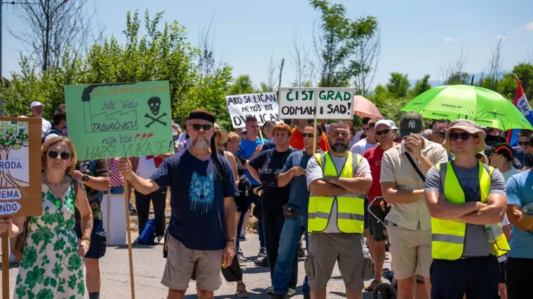 Ličani na nogama, prosvjeduju zbog tona otpada i prerade litija: 'Ovo je grad ponosa, ne smeća'