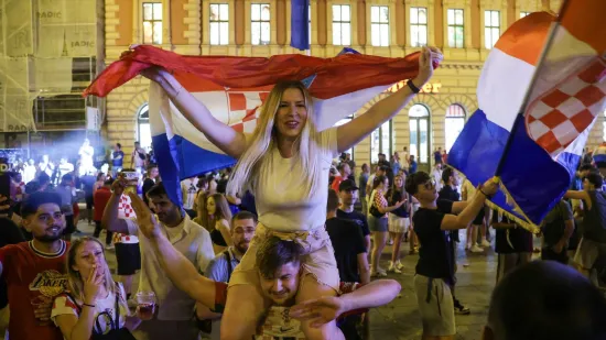 Baklje, pjesma i skokovi u fontane! Pogledajte kako je Hrvatska proslavila pobjedu nad Ganom