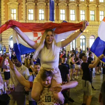 Baklje, pjesma i skokovi u fontane! Pogledajte kako je Hrvatska proslavila pobjedu nad Ganom