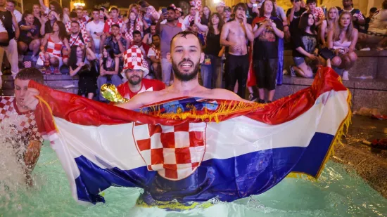 Baklje, pjesma i skokovi u fontane! Pogledajte kako je Hrvatska proslavila pobjedu nad Ganom