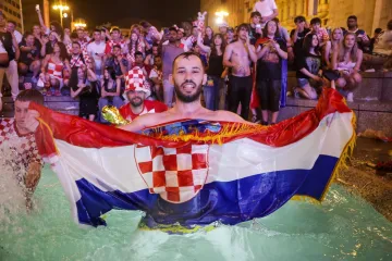 Baklje, pjesma i skokovi u fontane! Pogledajte kako je Hrvatska proslavila pobjedu nad Ganom