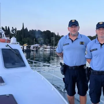 Iscrpljeni bračni par iz Slovenije satima plutao morem: Spasili ih policajci Mario i Dalibor