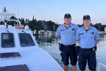 Iscrpljeni bračni par iz Slovenije satima plutao morem: Spasili ih policajci Mario i Dalibor