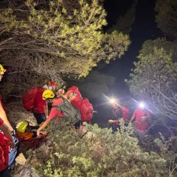 Na 36&deg;C ostali bez vode na Biokovu: Mladi bračni par spasio HGSS u dramatičnoj noćnoj akciji