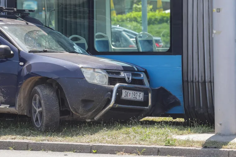 Žestok sudar u Zagrebu: Automobil udario u tramvaj, pogledajte fotografije s mjesta nesreće